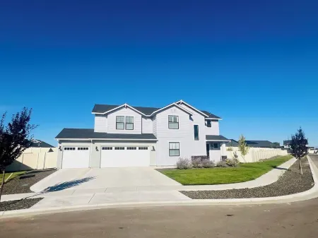 Ultimate Sports & Relaxation Retreat – Private Courts & Large Yard