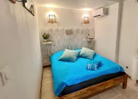 Apartment/Mazet with garden (150m2) and sea view in a quiet location near the town center