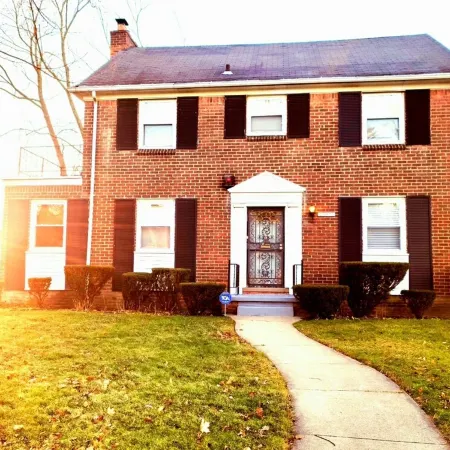 Adorable 3 bedroom with large backyard great for family fun