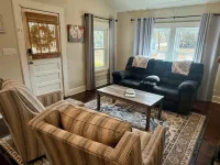 HGTV's Hometown house -Southern Charm 3- only 6 minutes to downtown Laurel! Hotels in Laurel