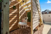 Urban Nest. Luxe Loft Downtown Butler. Walk to dining and Shopping.