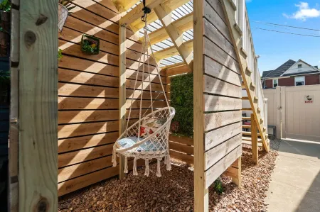 Urban Nest. Luxe Loft Downtown Butler. Walk to dining and Shopping.