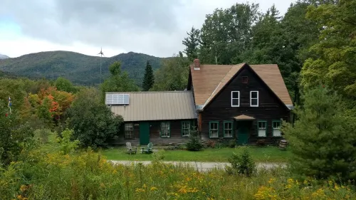 Off Grid Mountain Farmhouse with amazing views, soaking tub, seclusion, internet Hotels in Duxbury
