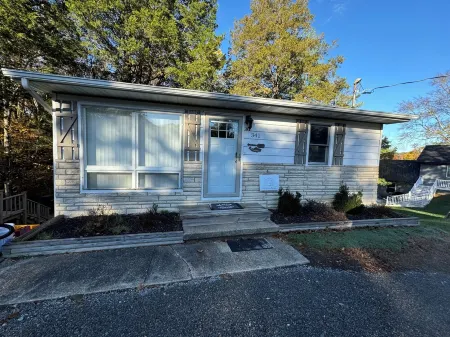 Charming 2-bedroom Lake House in Marion with WiFi and AC