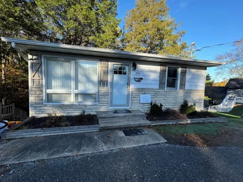 Charming 2-bedroom Lake House in Marion with WiFi and AC