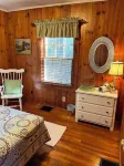 Romantic Mountain Getaway- One Mile From Downtown Black Mountain, NC