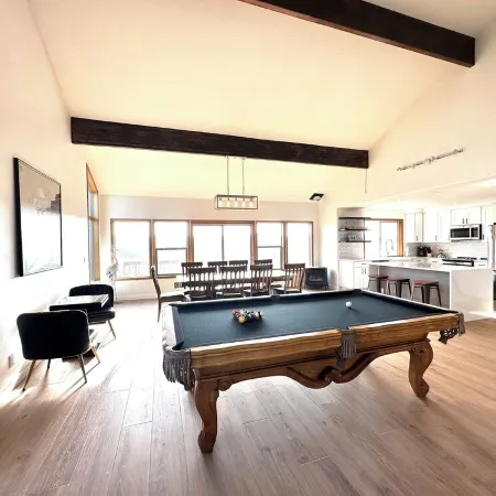 BEACH FRONT Property, 2 King Beds, Pool table, Completely Remodeled Interior!