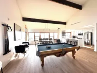 BEACH FRONT Property, 2 King Beds, Pool table, Completely Remodeled Interior!