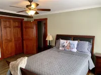 Newly Renovated Rustic style home w/luxury bathrooms  & mountain views, Sereni