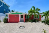 Private Salt Water Pool & Spa, WALK TO BEACH, near Bean Point, GROUND LEVEL.