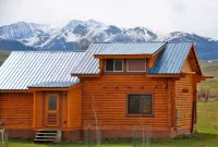 Perfect for Couples Or Families Up To 4 In Lovely Two Story Log Home