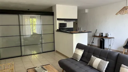 Spacious 2 bedrooms / closed private parking