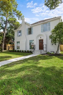 Heated Pool & Spa / Gated PKG / Patio /Balcony