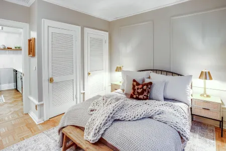 Charming 2BR, near Park Ave with private balcony!