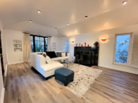 Chic 3-bedroom apartment near Carthay and 10 minutes to Rodeo Drive. A+ location Hotels in Beverly Hills