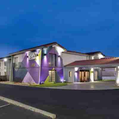 Spark by Hilton Rock Springs Hotel Exterior