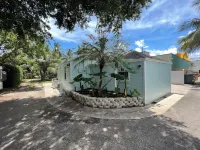 Bob’s Beach House cottage bungalow, Just walk Steps To The Beach! Boynton Inlet附近的飯店