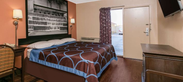 Super 8 by Wyndham Lubbock Civic Center North Hotel di Lubbock
