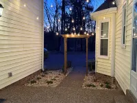Newly remodeled, Hot Tub, 70n inch tv Private Entrance, Convenient location