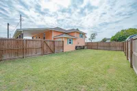 Cozy Bay House with Screened Front Porch/Covered Parking/Walking Distance to Bay Hotels near Texas Maritime Museum