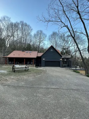 Beaver Lake Log Cabin, Lakefront on 6 Private Acres, 6 Person Hot Tub & Firepit