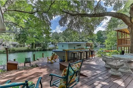 Fun Weeki Wachee River Boathouse Отели рядом с достопримечательностью «Уики Уэши Спринг»