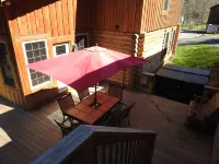 Charming 3-bedroom log home with detached game and activities space