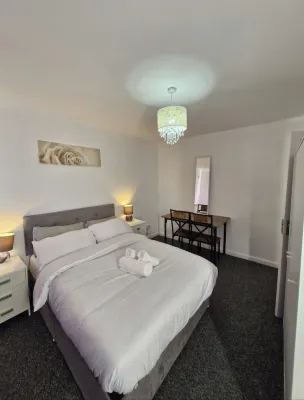 Spacious 3-Bed Home -Private Garden & Free Parking Hotels in Bedworth