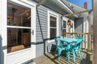 Chic 3 BR Retreat- Prime Old Port Spot with parking- Park and walk the town