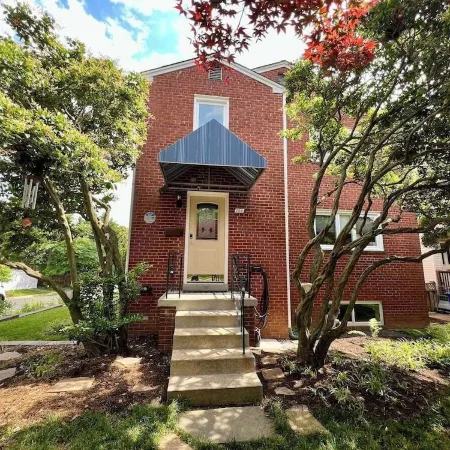 NEW Cozy Penthouse - Spacious 3-bedroom apartment. Steps to Metro!