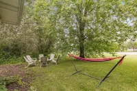 Sleeps12 - Dog-Friendly SidexSide Duplex - Large Yard/Hammocks/Firepits/Grills