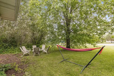 Sleeps12 - Dog-Friendly SidexSide Duplex - Large Yard/Hammocks/Firepits/Grills Отели в г. Сьюпириор