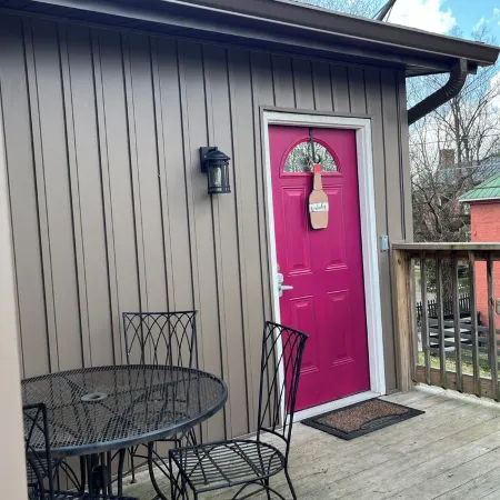 Bourbon Oak Hideaway 2 offers a 2 bed 2.5 bath apartment in historic Bardstown.