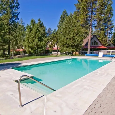 Cozy home in heart of Sunriver w/ hot tub, close to Mt Bachelor