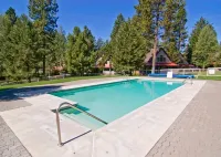 Cozy home in heart of Sunriver w/ hot tub, close to Mt Bachelor