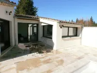 At the foot of Ventoux, new air-conditioned gîte with private pool Hôtels à proximité de : Parc Spirou Provence