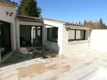 At the foot of Ventoux, new air-conditioned gîte with private pool