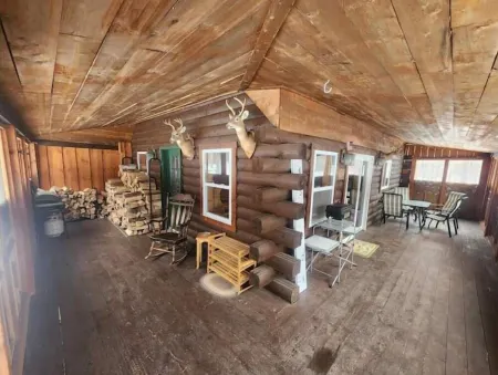 Escape to a Cozy Cabin Loft: Secluded and Serene Отели в г. Редфилд