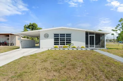 Nestled in North Port.  Updated 2 Bed / 1 Bath. Các khách sạn gần Warm Mineral Springs Park