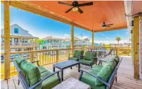 Charming 2-bedroom cottage on the canal in Jamaica Beach.