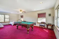 Vacation Home With Breathtaking Views, Ample Parking and Pool Table