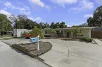 Florida Retro Home minutes from the famous Clearwater Beach and Honeymoon Island Hotels near Countryside Square