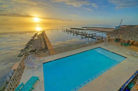 วิวน้ำแบบพาโนรามา, สระว่ายน้ำส่วนกลาง, ท่าเรือ เบย์ไซด์ ลอดจ์ บาย อะแวนต์สเตย์ โรงแรมใน