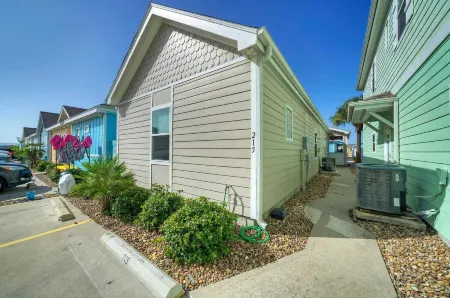 Shared Pool Playground 2Blocks to TownEateries Pirates Lair by AvantStay