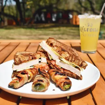 Maven's Inn & Grill