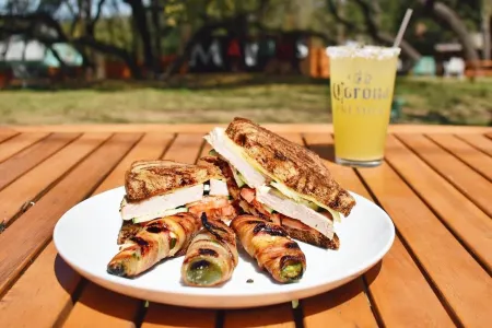 Maven's Inn & Grill Отели рядом с достопримечательностью «Cranes Mill Marina»