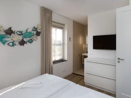 Stylish Villa by the Water Отели в г. Delfstrahuizen