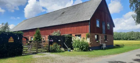 Tollarp - Barn - Sleeps 3 - Pet Friendly - Parking Отели в г. Yngsjo