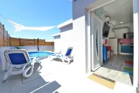 2 Bedroom Apartment Sleeps 5 - Privat Pool - Villas