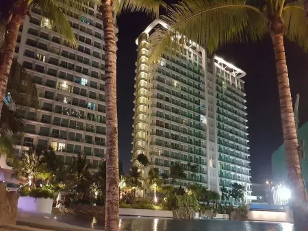 Azure Luxury City Suites by Vacationsph Отели рядом с достопримечательностью «Нешнел Шрайн оф Мэри Хелп оф Крисченс»